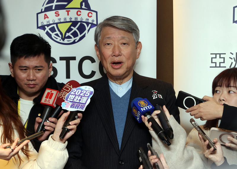 經濟部長郭智輝近日多次提及台電預算遭刪傳將再漲電價，圖為郭智輝8日出席「2025台美亞洲—新供應鏈商機交流論壇」前受訪。圖/中央社