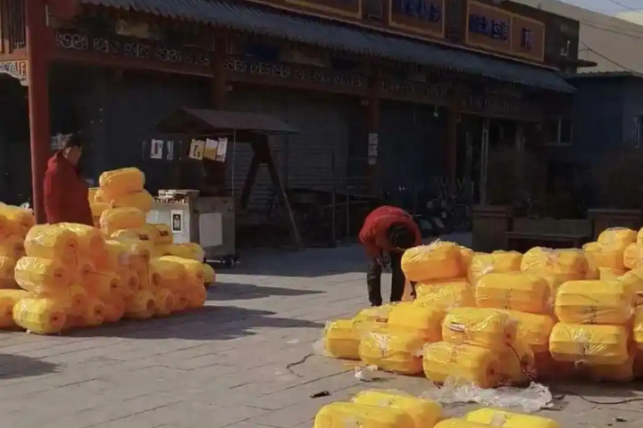 河北涿州鼓樓大街統一掛的黃燈籠，當地有人認為又不是祭祀。圖／取自極目新聞