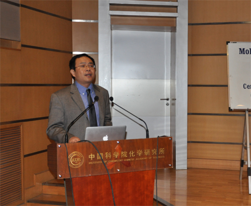 圖為科學家陶農建2012年訪中科院化學所時發表演講，2020年在美「自殺」身亡。圖／取自中科院化學所 