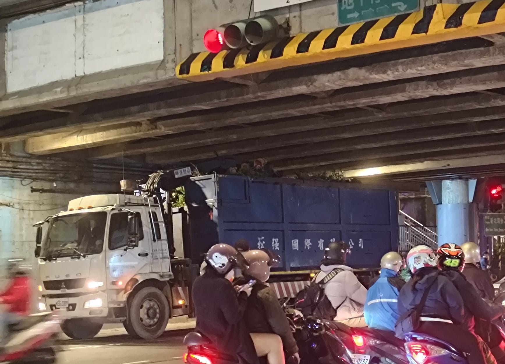 新北市永和區福和橋昨天(7日)晚間不慎遭到大型貨車撞擊。圖/取自臉書粉專「我是永和人」