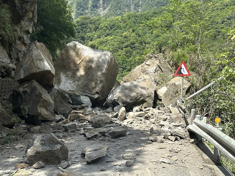 中橫公路台8線178k布洛灣路段30日上午道路上邊坡突然坍方，數塊巨石滾落路面，道路雙向受阻。圖/中央社