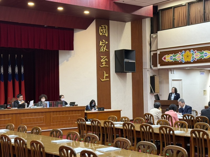 立法院財政委員會10日舉行「稅收超徵還稅於民」公聽會，國民黨籍召委賴士葆問，特別條例通過後最快何時可發放現金；主計總處主計長陳淑姿說，至少要3個月以上。圖/中央社