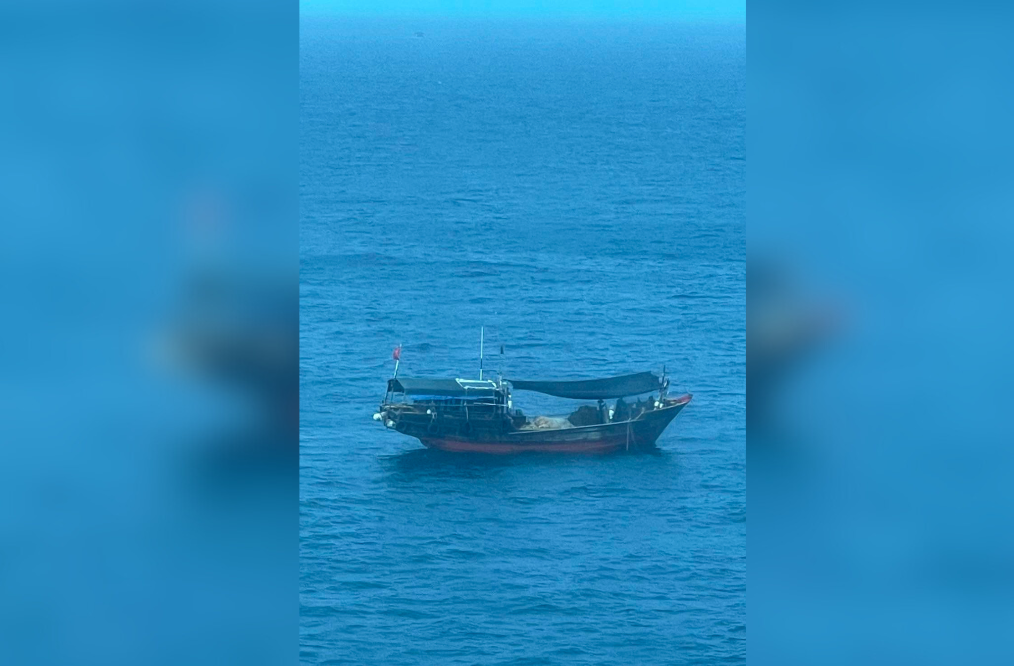 從香港到越南郵輪也常能看到大陸漁船在南海區域捕漁。圖/郵輪遊客提供