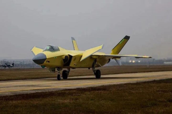 5架「黃皮」殲-20同步升空　陸戰機量產化訊號響起