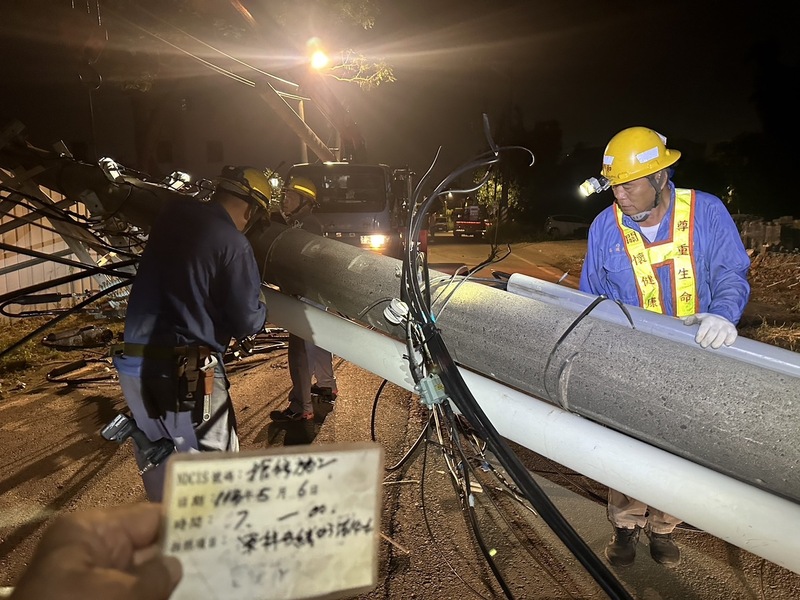 統包商施工拉斷電纜及電線桿，整支電線桿橫在道路中間。圖/中央社