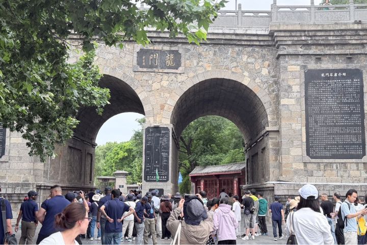 河南洛陽龍門石窟歷經北魏、隋唐至宋代400餘年開鑿,現存窟龕2300多個、佛像10萬餘尊,2000年被列入《世界文化遺產名錄》。圖/記者陳素貞攝