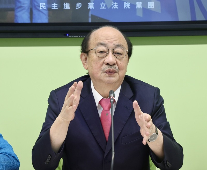 賴總統「敞廳談話」後，民進黨立法院黨團開記者會，總召柯建銘表示，總統公布法案三天後生效，民進黨將在周三提釋憲並聲請假處份。圖/中央社