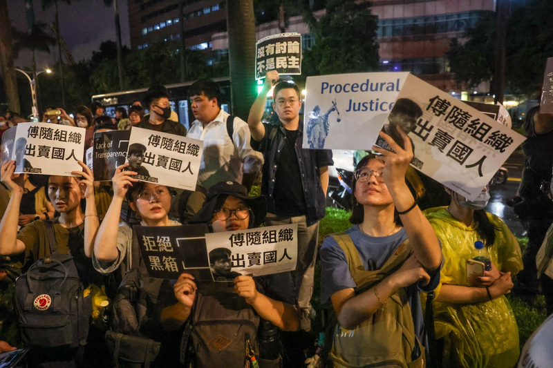 立法院21日持續審議國會改革法案，引發上萬名群眾聚集立法院外抗議國民黨及民眾黨所力推的國會改革法案。圖/中央社