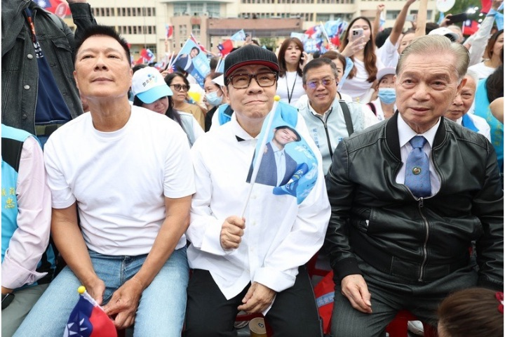 蔣萬安競總成立會場破3萬人！蔡康永脫黑西裝外套、穿白衣聽講