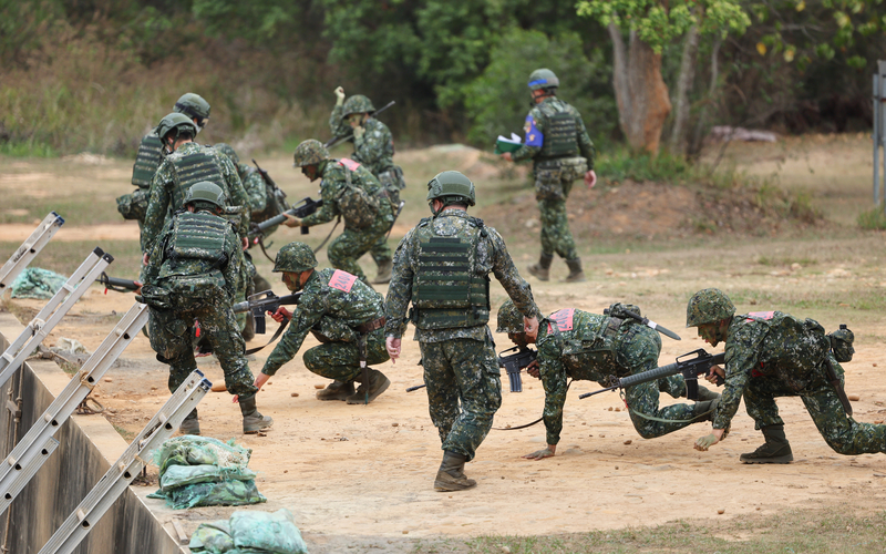 國民黨立院黨團指出，國軍因酒駕遭汰除人數，每年相當於殲滅一個加強連。圖為上月首梯役期1年義務役的期末鑑測。中央社