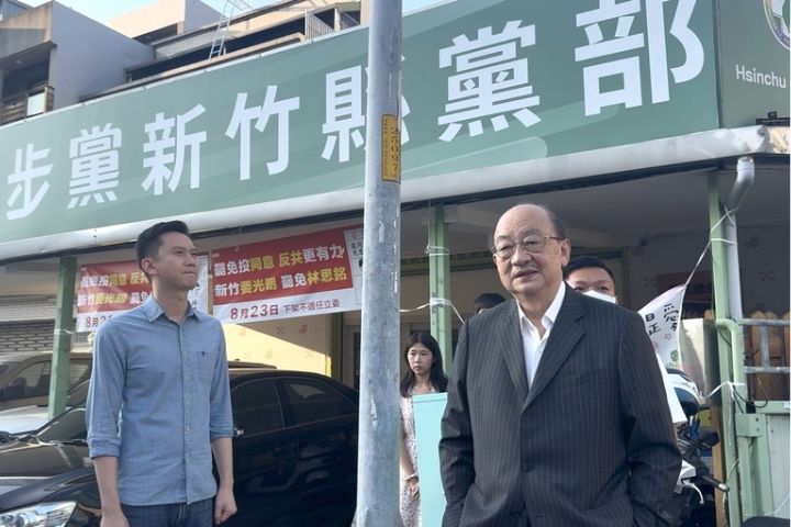 立委林思銘罷免案23日開票，罷團在民進黨竹縣黨部進行統計，民進黨立院黨團總召柯建銘（前右）下午現身。左為民進黨竹縣黨部主委鄭朝方。圖/中央社