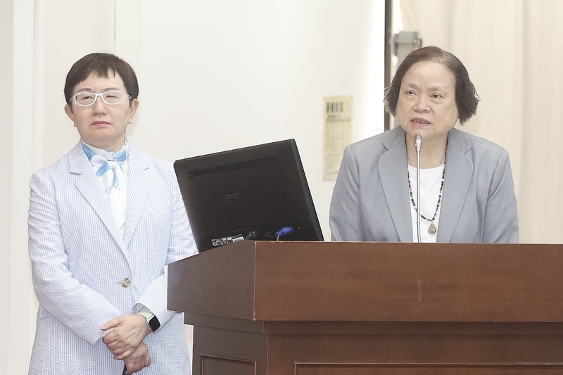 行政院主計總處3日發函徵詢《中央對直轄市及縣（市）政府補助辦法修正草案》意見，要求各縣市政府在3天內回覆。左起財政部長莊翠雲、主計長陳淑姿日前在立法院備詢。圖/中央社