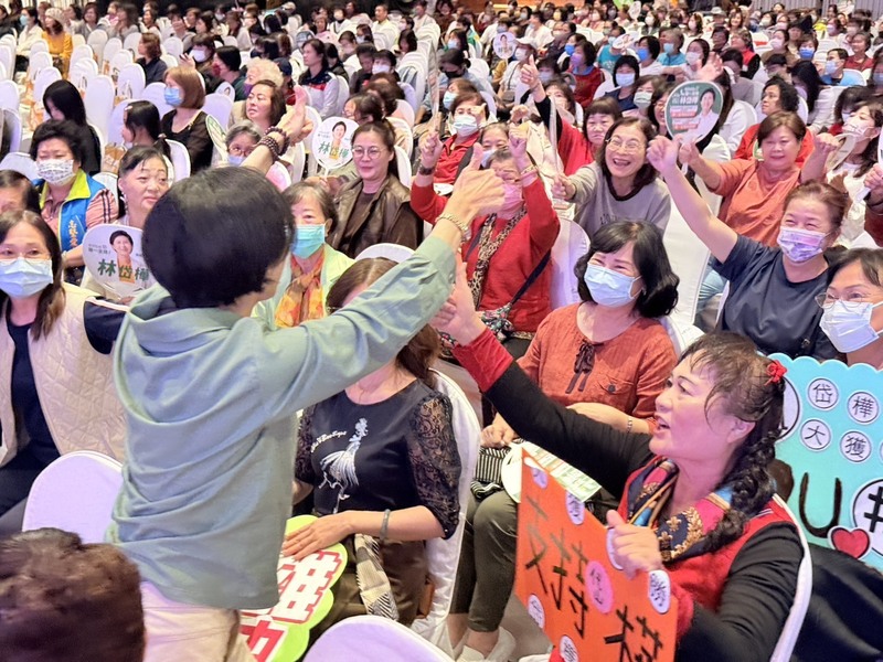 投入民進黨高雄市長初選的立委林岱樺（前左背對者）30日成立「女力後援會」，號召上千名女性支持者參與。 （林岱樺辦公室提供）圖／中央社