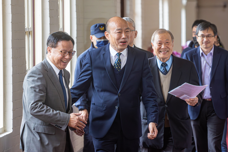 立法院長韓國瑜（前中）5日上午與新任立法院秘書長周萬來（前右）一同視察立法院內各單位，向各處室職員拜年問好。圖／ 中央社