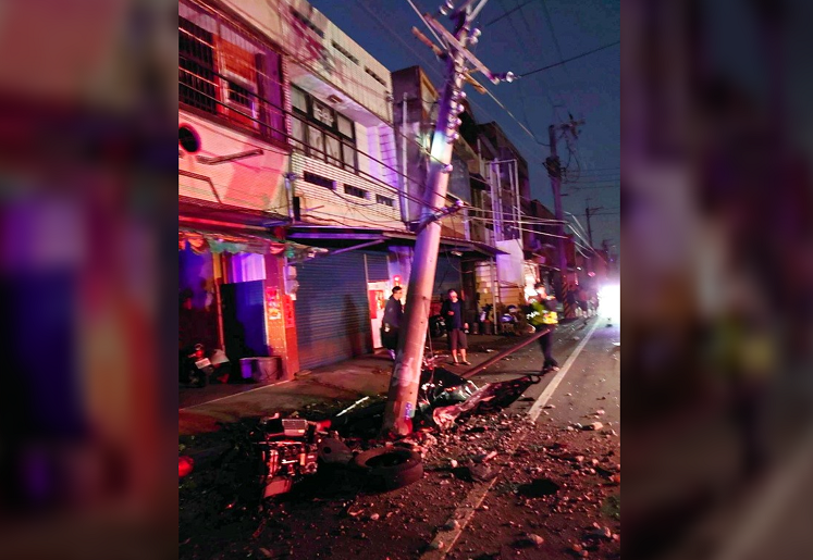 轎車疑似高速自撞電線桿，車輛零件噴飛，散落一地。圖/中央社
