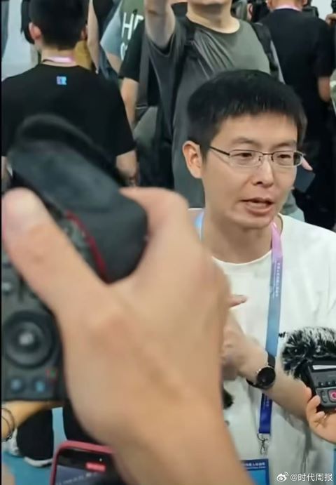 世界人形機器人運動會比賽現場，宇樹科技CEO王興興到場觀賽。圖/取自時代周報微博