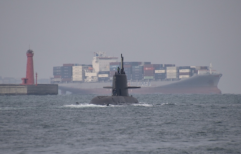   高雄10日天氣為多雲，潛艦國造原型艦海鯤艦於上午8時許駛出港區，進行第5次潛航測試。圖/中央社