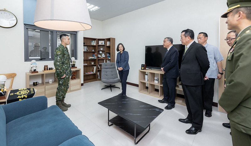 蔡英文總統日前主持「憲兵堅實營區完工啟用典禮」，內定為國防部長的顧立雄（右二）陪同出席。圖/取自總統府官網