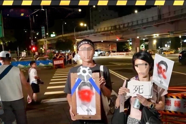 抗議學生不認高舉「蔣萬安遺照」是死亡威脅！網批：敢做不敢當