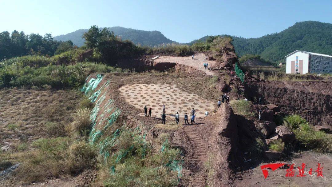 福建龍翔恐龍足跡群現場。圖/取自《福建日報》