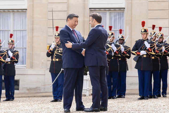 法國總統馬克宏（右）親自在艾麗榭宮外迎接大陸國家主席習近平（左）。圖/取自馬克宏《推特》