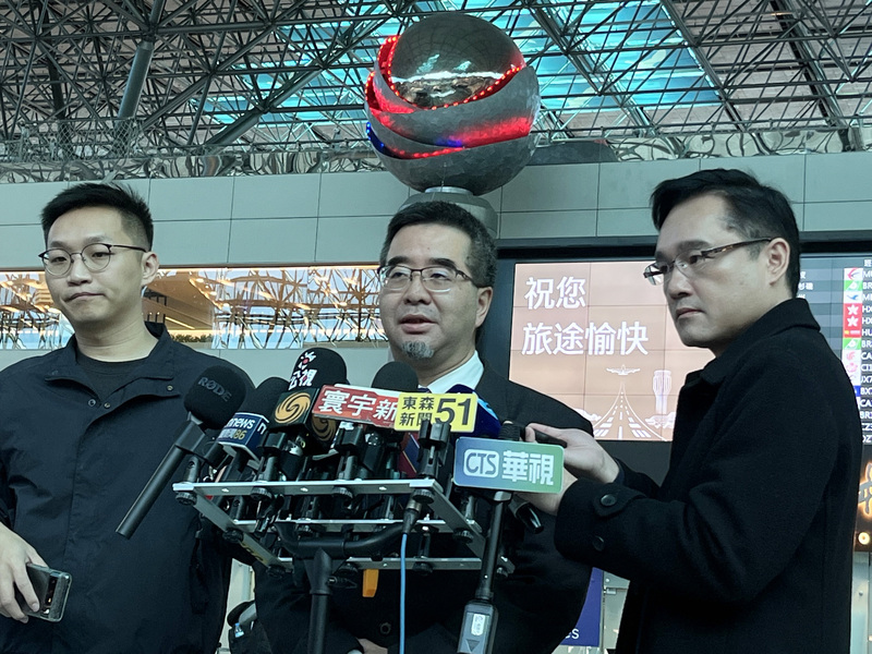 馬英九基金會邀陸生團訪台引風波，對於是否會擔心未來這樣的交流團將難以成行，馬英九基金會執行長蕭旭岑（中）5日在桃園國際機場受訪表示，不要用戒嚴心態阻斷兩岸交流。圖/中央社