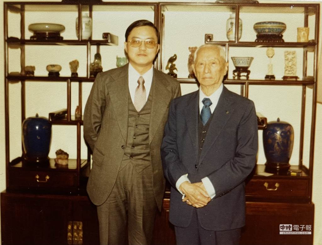 作者王豫元（左）與顧維鈞大使（右）合影。圖/作者提供