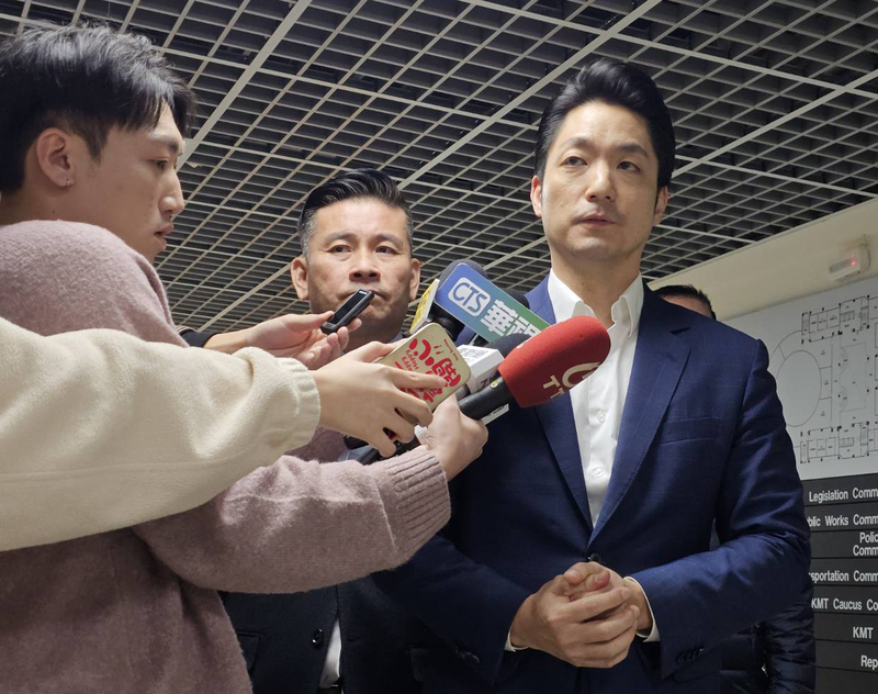 台北市長蔣萬安31日宣布修正《台北市消費場所強制投保公共意外責任保險實施辦法》,加強消費者保障並提升市場透明度。圖/中央社