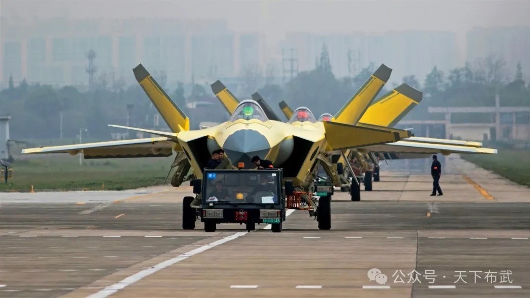 解放軍空軍更新改款的殲-20戰鬥機亮相。 圖/取自微信公眾號天下布武
