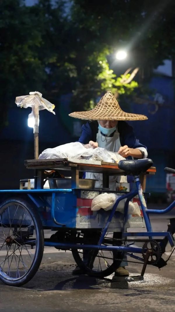   陳少洪維持規律而辛勞的作息，每天凌晨2時起床包粽、煮粽，清晨5時出攤，全年幾乎風雨無阻，僅有少數幾天休息。圖/取自封面新聞