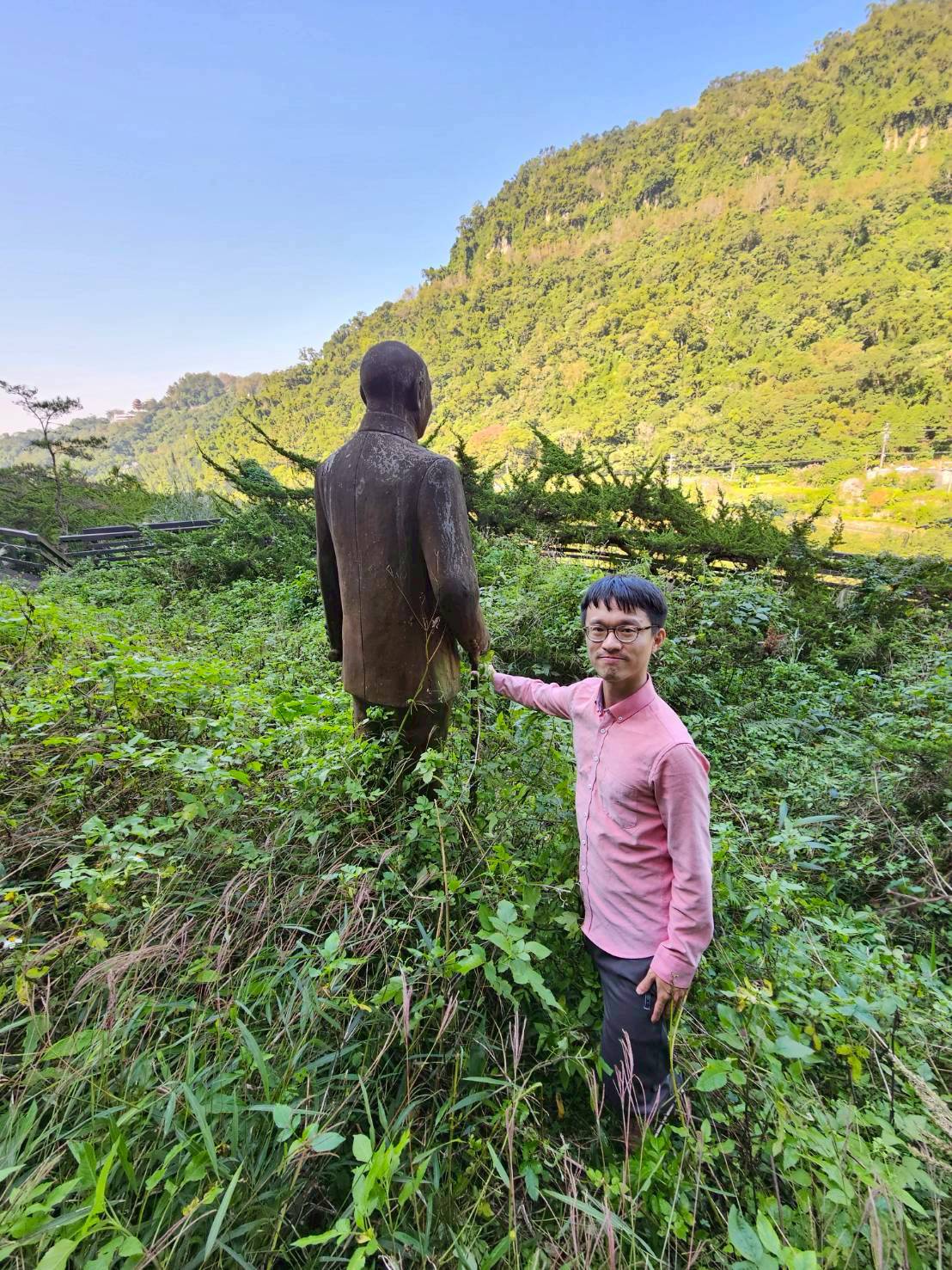 新黨輿情中心主任季節與政大後山貓空蔣公銅像合影。圖/季節提供