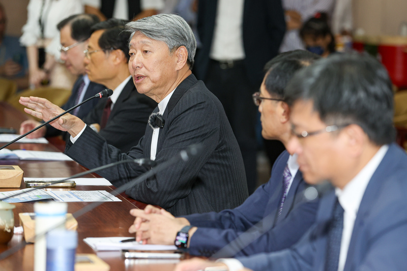 經濟部長郭智輝（中）接受媒體專訪時表示電價便宜民眾反而會浪費，掀起熱議。圖/中央社