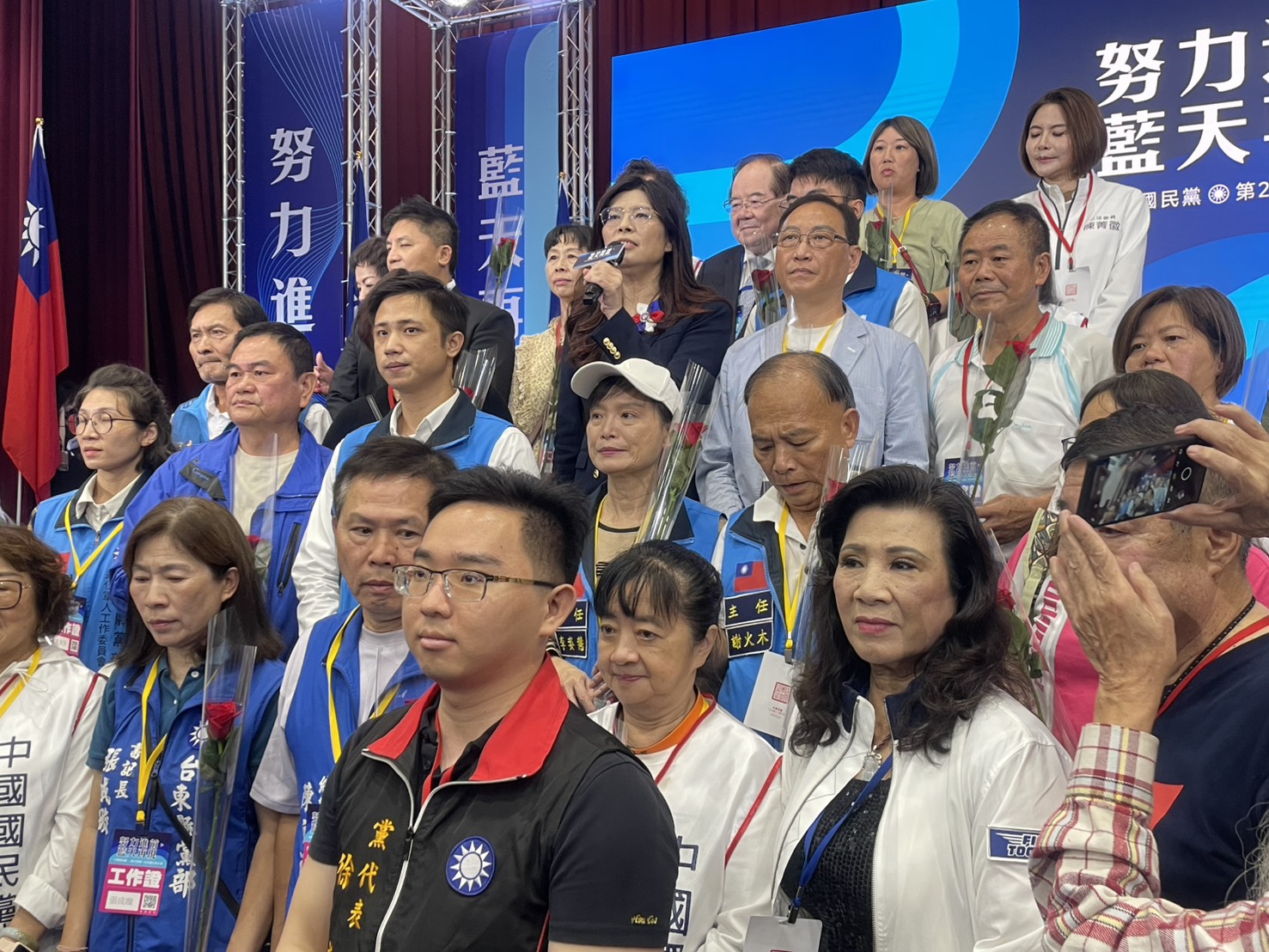 國民黨新任主席鄭麗文(後中)與遭司法偵辦的黨工合照。圖/記者洪子苓攝
