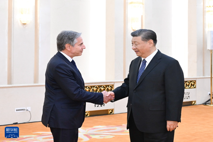 大陸國家主席習近平（右）下午在北京會見美國國務卿布林肯（左）。圖/取自新華社