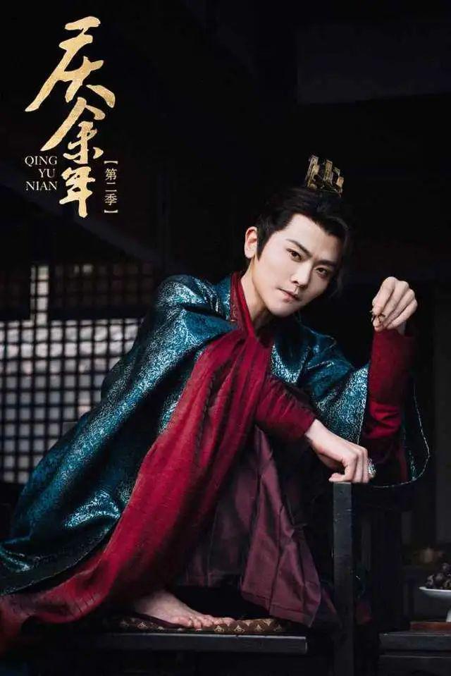 《慶餘年2》二皇子「李承澤」吃葡萄、涮火鍋、蕩秋千，光腳曳裙坐沒坐相。圖/取自《慶餘年2》海報