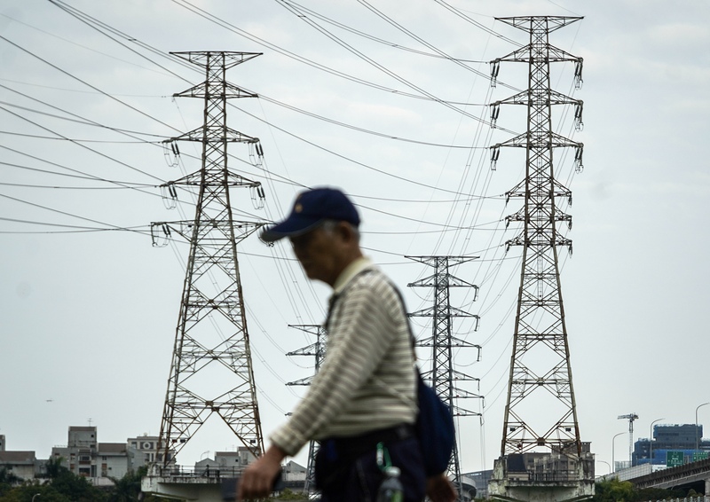 經濟部電價費率審議會22日決議，4月起電價平均調幅約11%。圖為民眾行經高壓電塔。圖/中央社