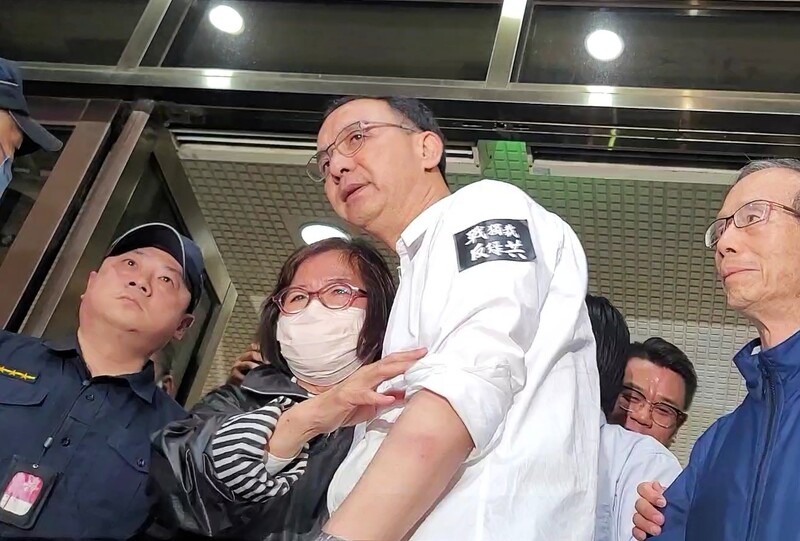 北檢抗告成功，國民黨台北市黨部主委黃呂錦茹（中）將重開羈押庭。圖/中央社