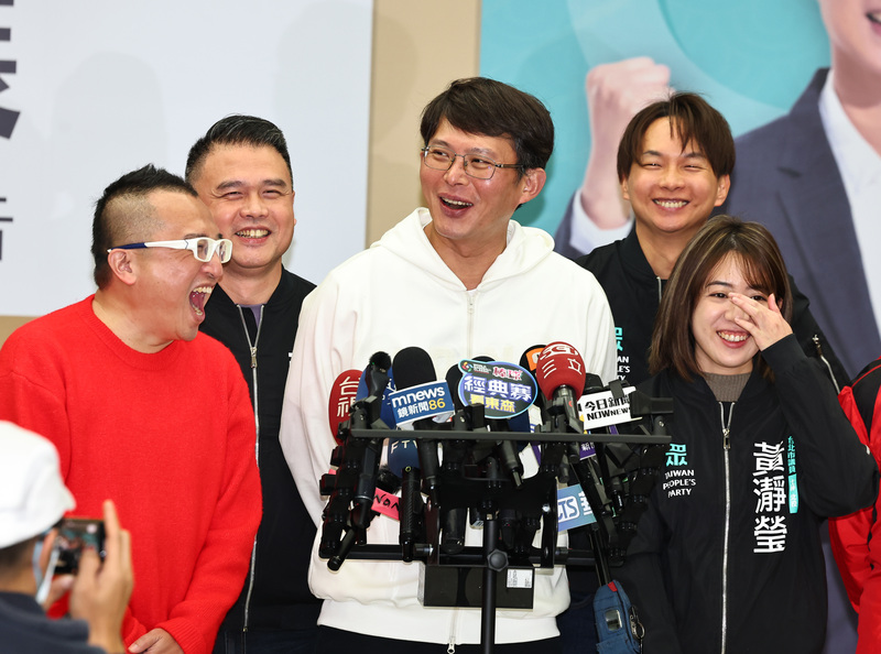 民眾黨19日將選出9席中央委員、7席中央評議委員，屆時黨內派系結構將洗牌，也將影響2月的黨主席補選。圖為民眾黨代理黨主席黃國昌（前中）、黨秘書長周榆修（前左）與台北市議員黃瀞瑩（前右）等18日出席「眾情眾議市政展」。圖 /中央社