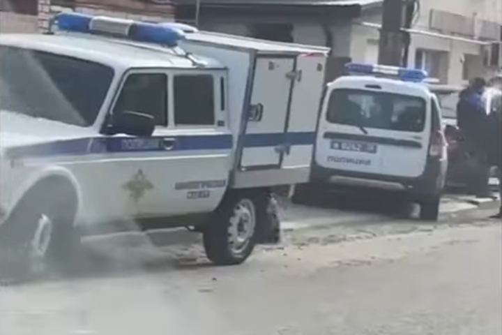 警方在發生爆炸的咖啡店進行調查。圖/取自Hindustan Times《YouTube》官方頻道