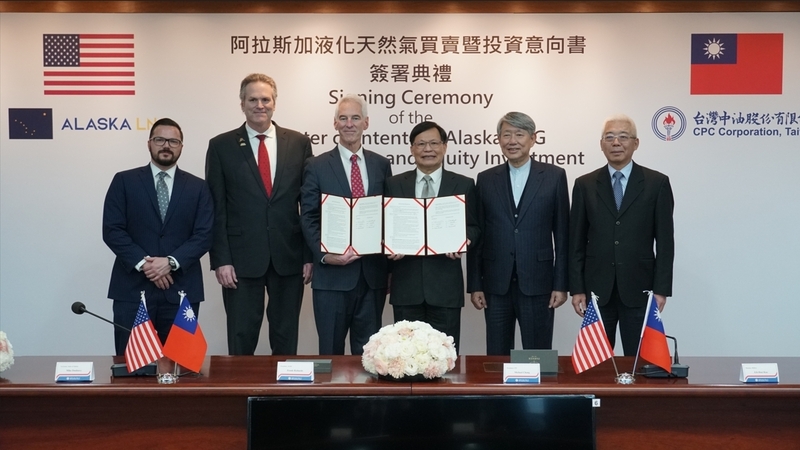 中油20日與Alaska Gasline Development Corporation（AGDC）簽署阿拉斯加液化天然氣（Alaska LNG）買賣暨投資意向書。圖右2為經濟部部長郭智輝，右3為台灣中油總經理張敏。 （中油提供）圖／中央社