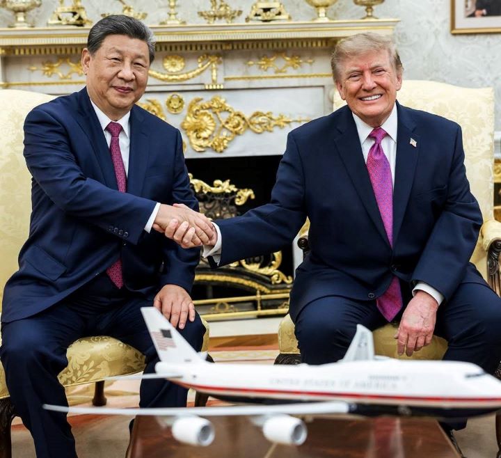 美國總統川普與中國國家主席習近平9月在白宮握手合影。川普將對台軍售視為美中談判籌碼，牽動台海安全與戰略局勢。圖/取自美國白宮官方臉書