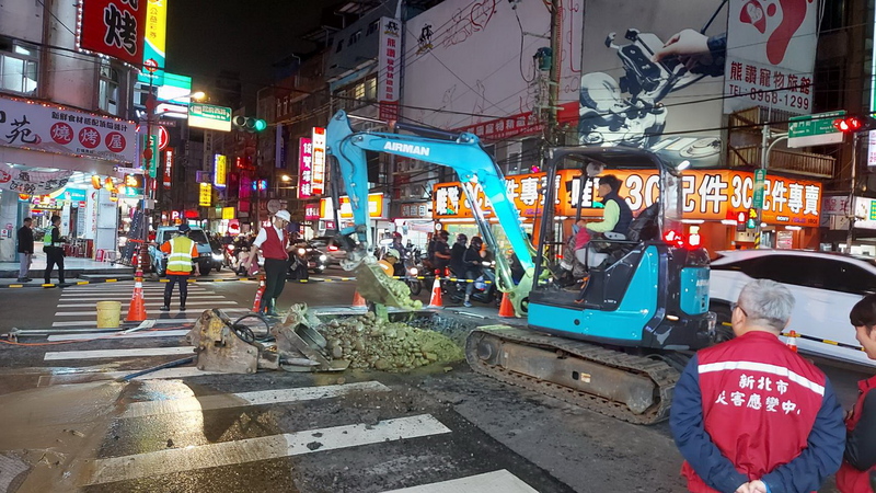 板橋區發生水管破裂事件，施行停水、封路管制，在搶修後預計於中午恢復全面正常運作。圖/中央社