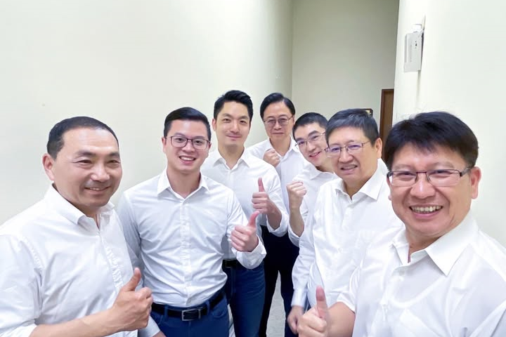 桃園市議員凌濤（左二）在臉書上貼出與多位縣市首長的合照，其中包含台北市長蔣萬安（左三）以及新北市長侯友宜（左一）等人皆已公開支持候選人郝龍斌。圖/取自凌濤臉書