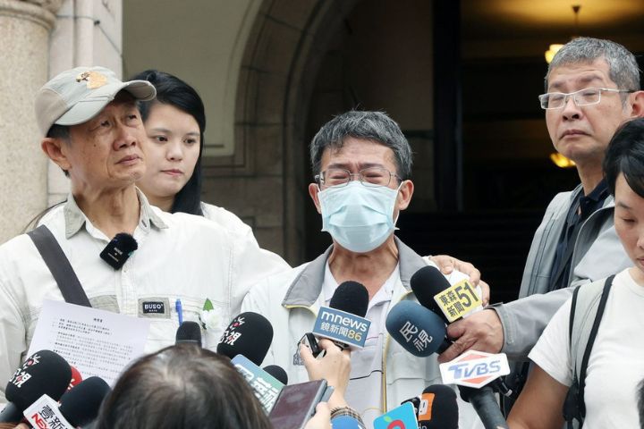 新北校園命案被害楊姓學生的父親（中）哽咽表示，死刑如果廢除，社會大眾將承擔未知代價。圖/中央社
