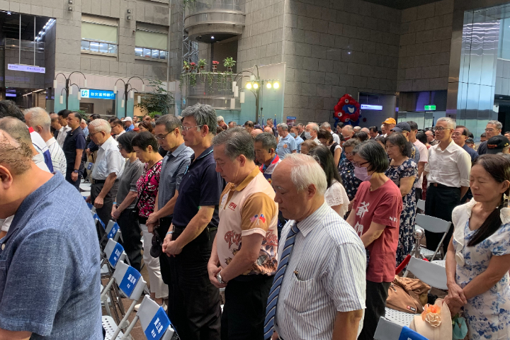 特展開幕式前，全體來賓為抗戰犧牲的數千萬軍民默哀一分鐘，向這場浴血的勝利致敬。圖/記者高陸攝