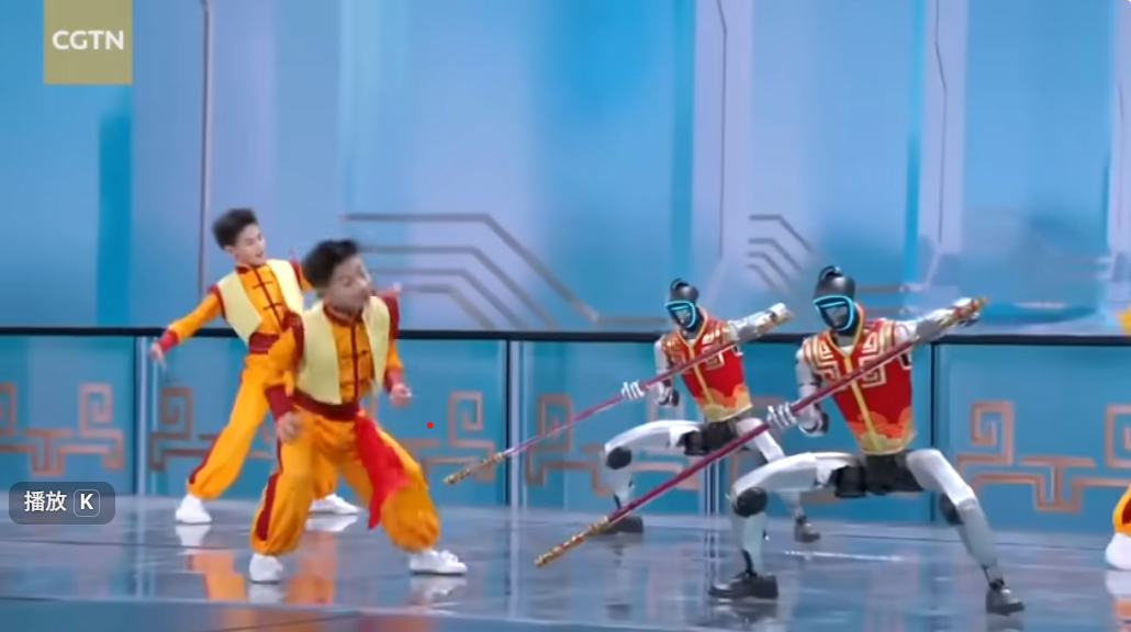 手持長劍的機器人與孩童進行武術表演,成為今年春晚最大看頭。圖/取自央視CTGN