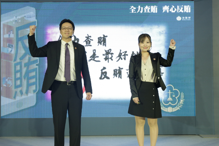 台北地檢署檢察官郭建鈺(右)被指控反覆糾纏追問鼎越開發前董座朱亞虎,把自己的推論變成被告證詞,自導自演改證詞,之後還榮升法官,引發網友砲轟。圖/取自法務部網站