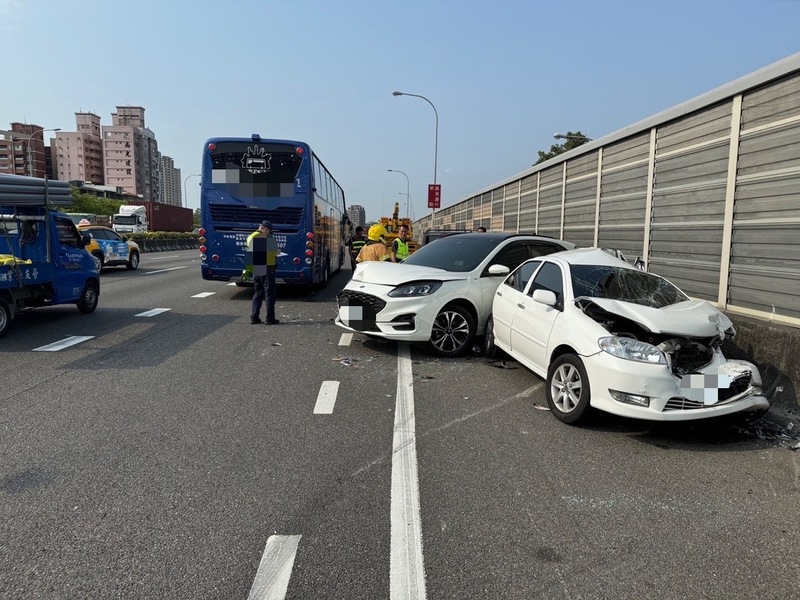 因遊覽車駕駛恍神，導致國道1號4車連環追撞事故。圖/中央社