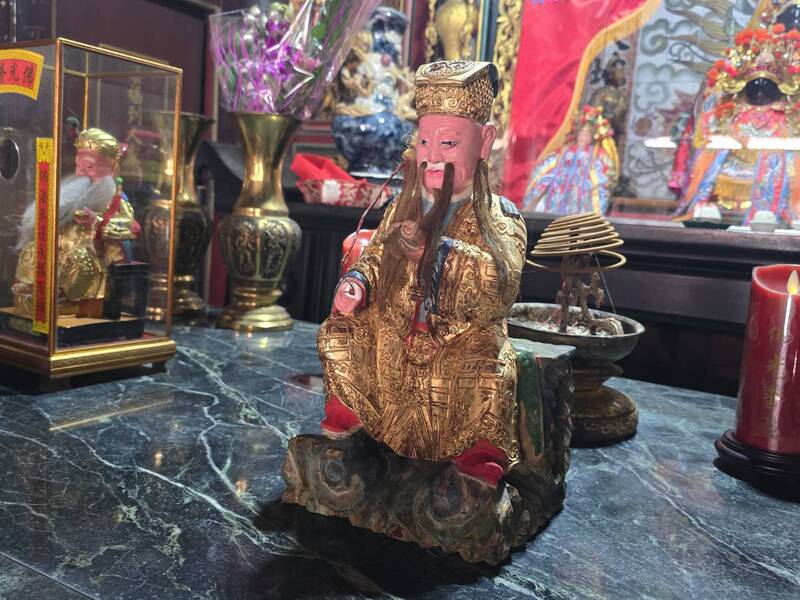 宜蘭城隍廟內侍奉的鬼谷子（圖）被調包成呂洞賓，隔天返還回廟門口，卻發現面部、金身和鞋子都有背上漆的痕跡。圖/中央社