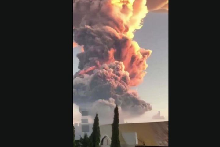 印尼火山爆發 當地啟動最高警戒 國際航班受影響